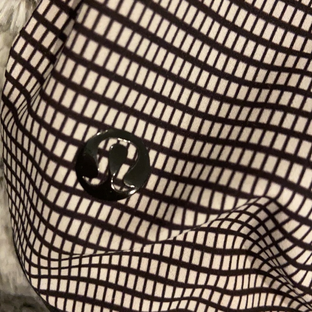 LULULEMON SPEED SHORTS. Size 4. Like new condition - Picture 3 of 5